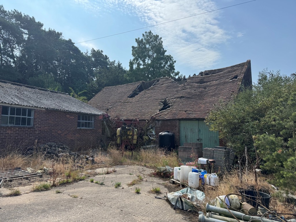 Lot: 133 - PERIOD BARN WITH PLANNING PERMISSION FOR TWO DWELLINGS - The barn 1
